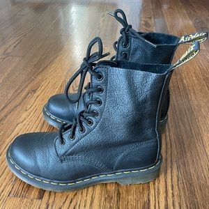 Dr. Martens 1460 WOMEN'S SMOOTH LEATHER LACE UP BOOTS - Size 7